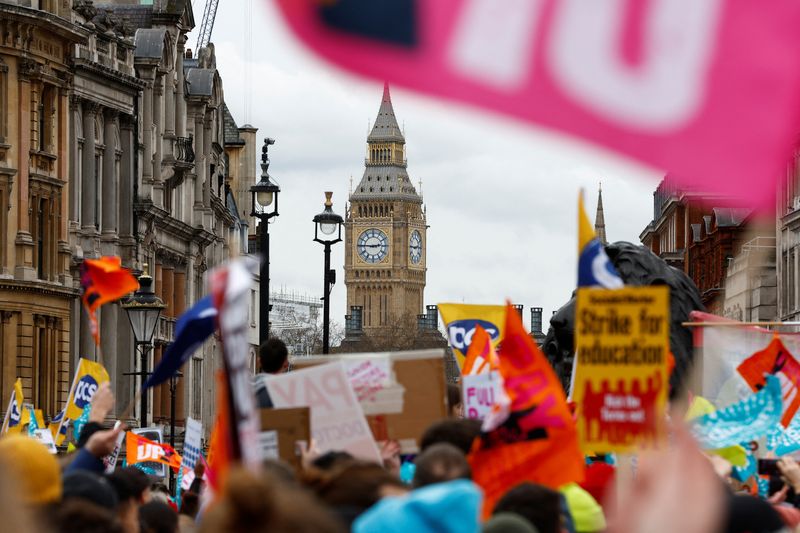 © Reuters. The Elizabeth Tower, more commonly known as Big Ben, is seen as teachers attend a march during strike action in a dispute over pay, in London, Britain March 15, 2023. REUTERS/Peter Nicholls