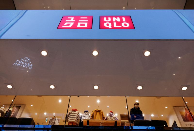 &copy; Reuters. Une cliente regarde à l'intérieur d'un magasin de vêtements Uniqlo de Fast Retailing à Tokyo, au Japon. /Photo prise le 23 janvier 2023/REUTERS/Issei Kato