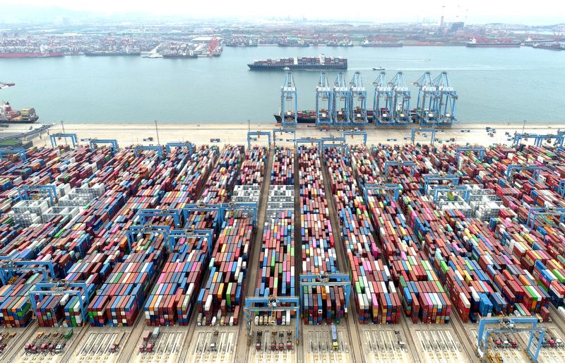 &copy; Reuters. Una ripresa aerea mostra container e navi da carico nel porto di Qingdao, nella provincia di Shandong, in Cina, 9 maggio 2022. Picture taken with a drone. China Daily via REUTERS