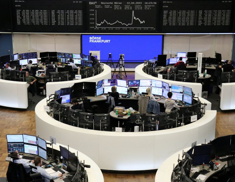 &copy; Reuters. Photo de l'index boursier allemand DAX à la bourse de Francfort, en Allemagne. /Photo prise le 12 avril 2023/REUTERS