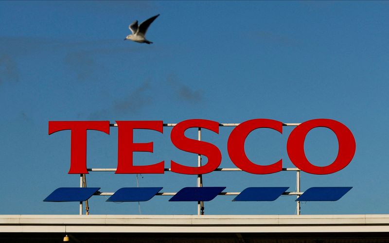 &copy; Reuters. Photo du logo de Tesco sur un magasin à Warrington, en Grande-Bretagne. /Photo d'archives/REUTERS/Jason Cairnduff