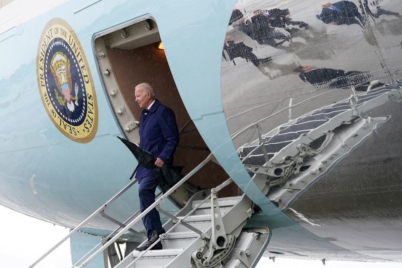 &copy; Reuters. الرئيس الأمريكي جو بايدن يصل إلى مطار دبلن الدولي يوم الخميس. تصوير: كيفن لامارك - رويترز.