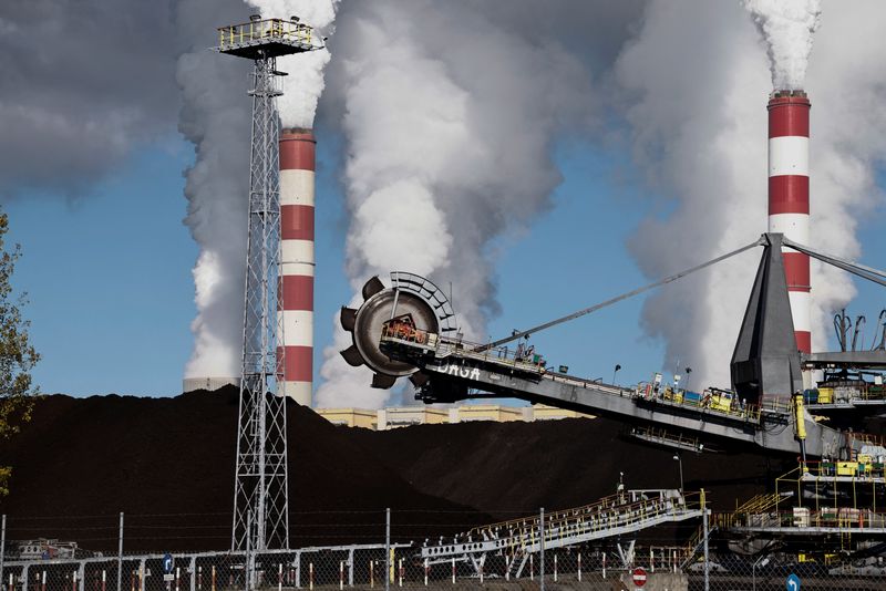 &copy; Reuters. FILE PHOTO: Industrial machines are seen in front of the Belchatow Power Station, Europe's largest coal-fired power plant powered by lignite, in Rogowiec, Poland October 20, 2022. REUTERS/Kuba Stezycki