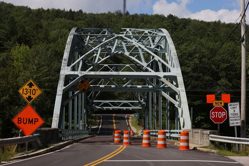 &copy; Reuters. FILE PHOTO: The "Green Bridge" over the Pemigewasset River is limited to one lane of traffic in Woodstock, New Hampshire, U.S., August 25, 2022.     REUTERS/Brian Snyder/File Photo