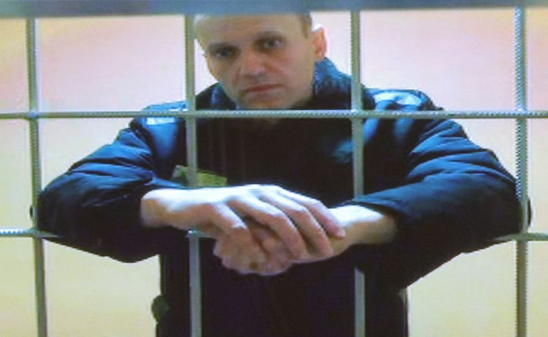 &copy; Reuters. زعيم المعارضة الروسي أليكسي نافالني خلال ظهوره على شاشة عبر رابط فيديو من زنزانة عقابية أثناء جلسة استماع في محكمة للنظر في طعن ضد حكم بسجنه