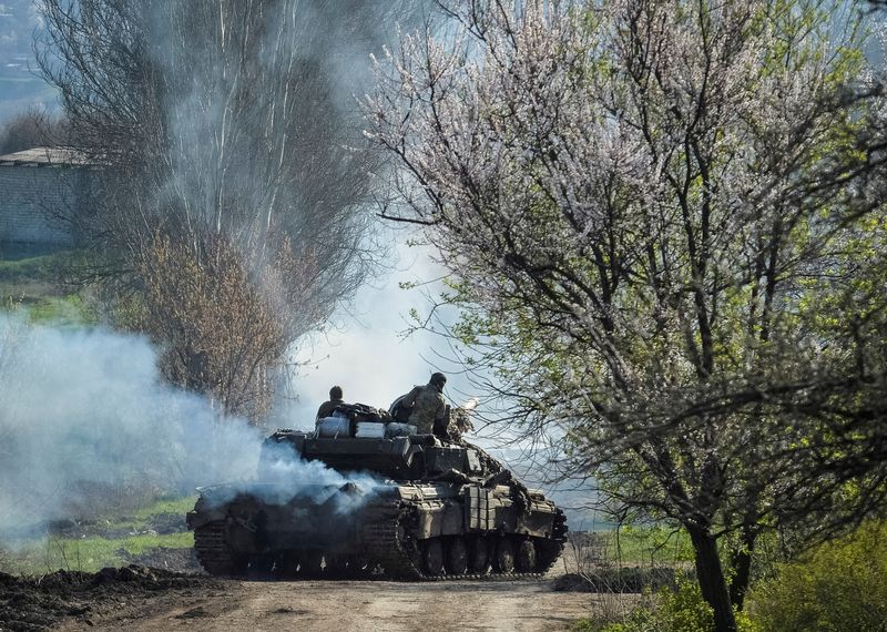 &copy; Reuters. Militares ucranianos pilotam tanque perto da cidade de Bakhmut
10/04/2023 REUTERS/Oleksandr Klymenko