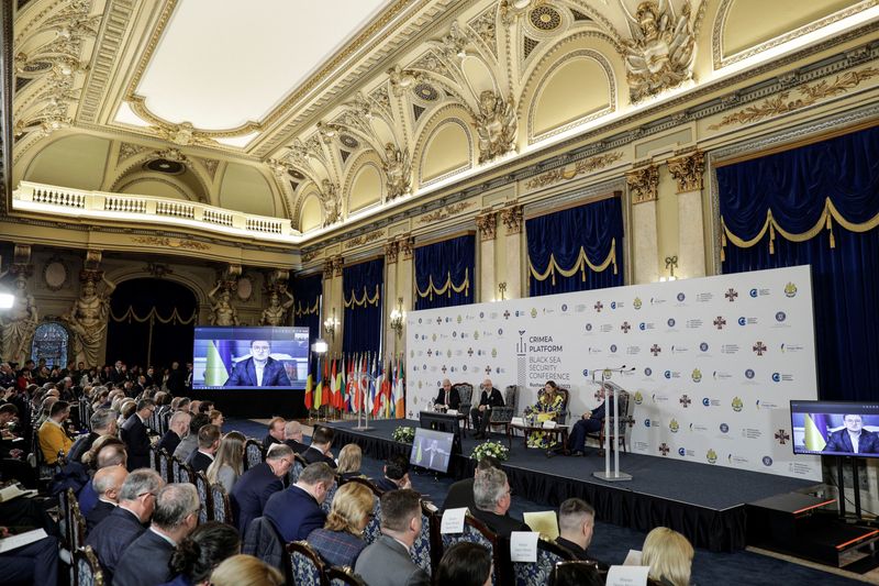 &copy; Reuters. وزير الخارجية الأوكراني دميترو كوليبا يوجه كلمة عبر رابط فيديو خلا مؤتمر عن الأمن في البحر الأسود ببوخارست في رومانيا يوم الخميس. صورة لروي