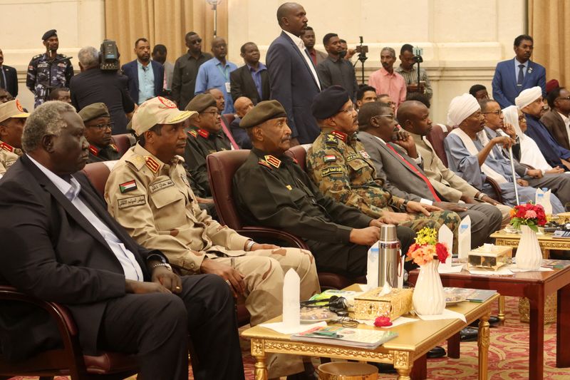 &copy; Reuters. قادة الجيش السوداني يجلسون وسط آخرين في حفل توقيع الاتفاق الإطاري بين الحكام العسكريين والقوى المدنية بالخرطوم في الخامس من ديسمبر كانون ا