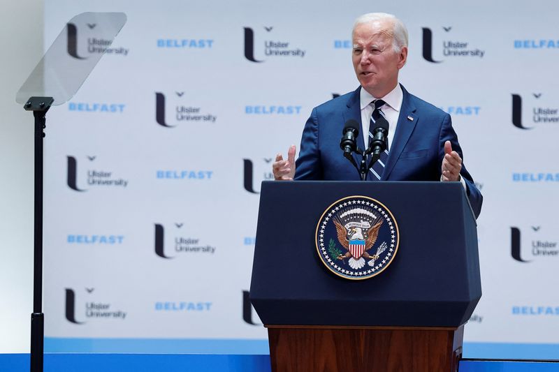 &copy; Reuters. الرئيس الأمريكي جو بايدن في بلفاست بأيرلندا الشمالية يوم الأربعاء. تصوير: كلوداج كيلكوين - رويترز.
