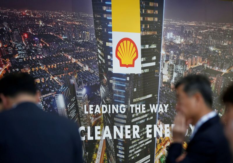 &copy; Reuters. FILE PHOTO: A logo of Royal Dutch Shell is seen at Gastech, the world's biggest expo for the gas industry, in Chiba, Japan, April 4, 2017.    REUTERS/Toru Hanai/File Photo