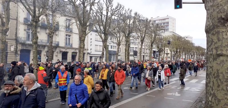 &copy; Reuters. أشخاص يحتجون على خطط الحكومة الفرنسية بشأن نظام التقاعد في لوريان يوم الخميس في صورة أخذت من مقطع فيديو متداول على وسائل التواصل الاجتماعي. 