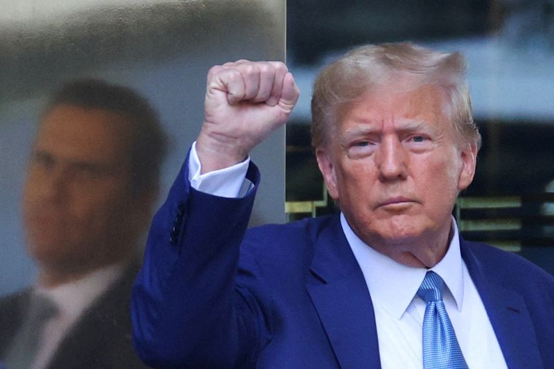 © Reuters. Former U.S. President Donald Trump gestures as he departs from Trump Tower to give a deposition to New York Attorney General Letitia James who sued Trump and his Trump Organization, in New York City, U.S., April 13, 2023. REUTERS/Mike Segar