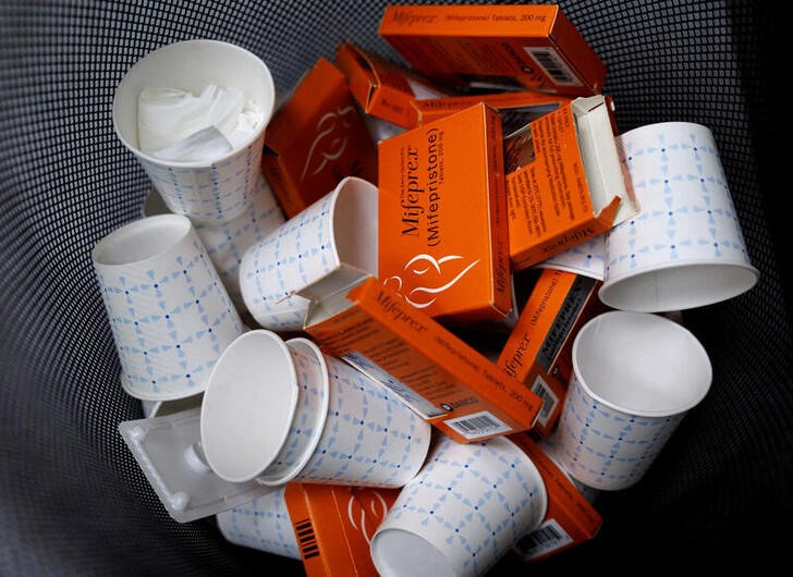 © Reuters. FILE PHOTO: Used boxes of Mifepristone pills, the first drug used in a medical abortion, fill a trash at Alamo Women's Clinic in Albuquerque, New Mexico, U.S., January 11, 2023. REUTERS/Evleyn Hockstein/File Photo