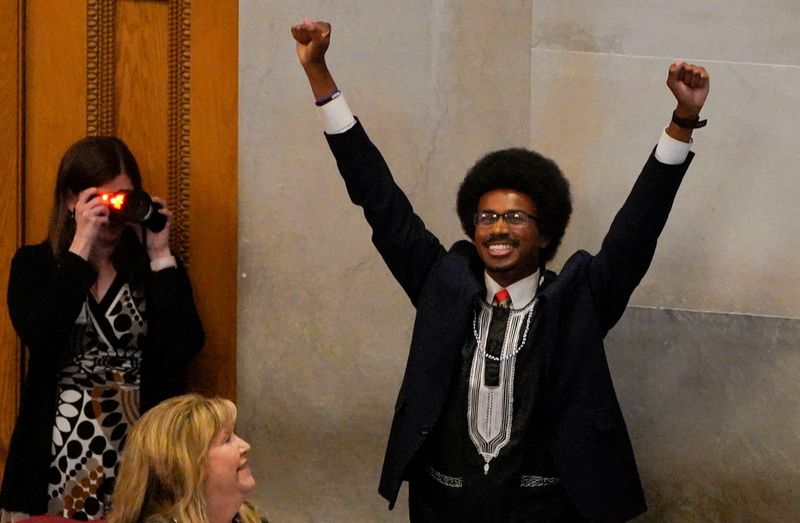 © Reuters. Democratic Tennessee state Representative Justin Pearson, who was ousted from the Tennessee House of Representatives along with another young Black colleague for breaking decorum with a gun control demonstration on the House floor, reacts as he returns to the state legislature after being reinstated in Nashville, Tennessee, U.S., April 13, 2023.  REUTERS/Cheney Orr