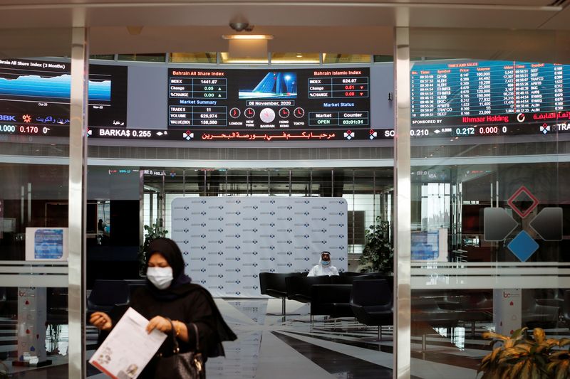&copy; Reuters. متداولة تسير خارجة من مبنى بورصة البحرين في المنامة. صورة من أرشيف رويترز 