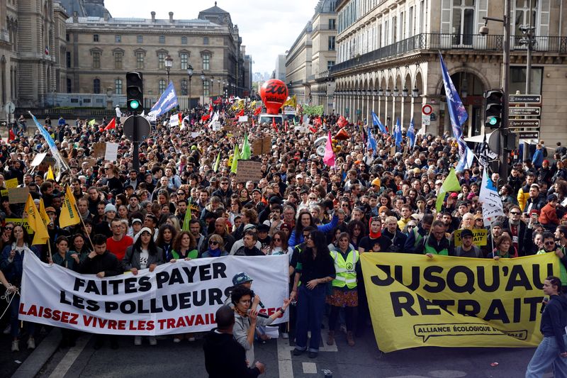 © Reuters. Protesters walk past the Louvre museum in the Rue de Rivoli during a demonstration as part of the 12th day of nationwide strikes and protests against French government's pension reform, in Paris, France, April 13, 2023.   REUTERS/Stephanie Lecocq