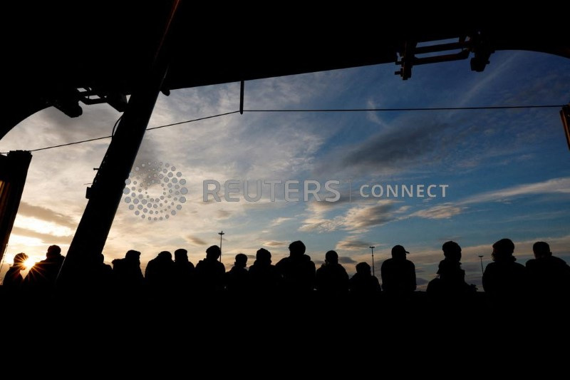 &copy; Reuters. Migranti in attesa di sbarcare dalla nave Geo Barents di Medici Senza Frontiere, a Bari. 26 marzi 2023. REUTERS/Darrin Zammit Lupi/File Photo