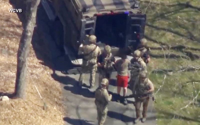 &copy; Reuters. Agentes do FBI prendem funcionário da Guarda Nacional da Força Aérea dos EUA em conexão com vazamento de documentos confidenciais dos EUA, em imagem estática tirada de vídeo 
13/04/2023
WCVB-TV via ABC via REUTERS