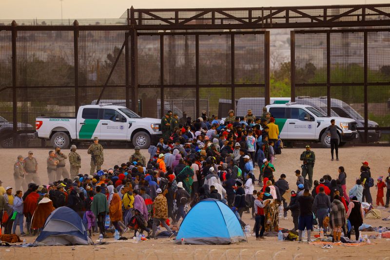 &copy; Reuters. MMigrantes esperam na intenção de se entregar a agentes da Patrulha de Fronteira dos EUA, perto da fronteira com Ciudad Juarez
13/04/2023
REUTERS/Jose Luis Gonzalez    