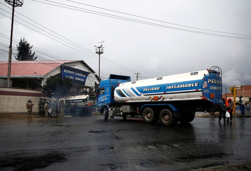 &copy; Reuters. FILE PHOTO: A gasoline tank truck is seen at the petrol plant of Senkata, that normalizes fuel distribution in El Alto outskirts of La Paz, Bolivia, November 23, 2019. REUTERS/David Mercado/File Photo