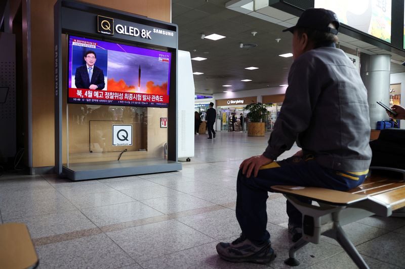 © Reuters. رجل يشاهد تقريرا تلفزيونيا عن إطلاق كوريا الشمالية صاروخا باليستيا متوسط المدى أو أطول بمحطة قطار في سول يوم الخميس. تصوير: كيم هونج لي - رويترز.
