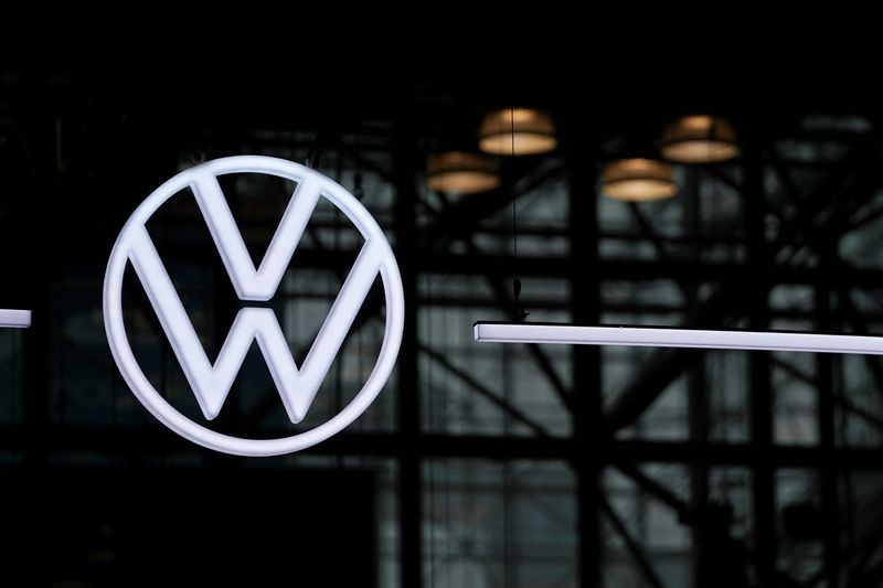 &copy; Reuters. 　４月１３日、独自動車大手フォルクスワーゲン（ＶＷ）は、ＥＵが提案している自動車の新たな排ガス規制「ユーロ７」について、導入時期を計画よりも約１年先の２０２６年秋まで遅ら