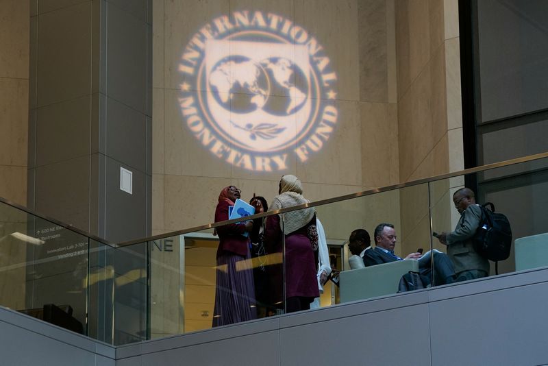 © Reuters. People attend the 2023 Spring Meetings inside the International Monetary Fund in Washington, U.S., April 12, 2023. REUTERS/Elizabeth Frantz