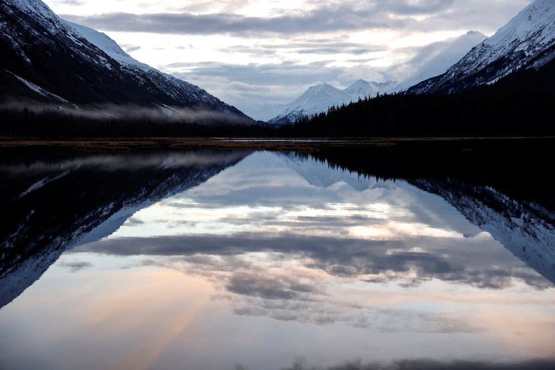 © Reuters. FILE PHOTO: Snow capped mountains are reflected in Kenai Lake outside of Cooper Landing, in Anchorage, Alaska, U.S., November 3, 2021. REUTERS/Shannon Stapleton