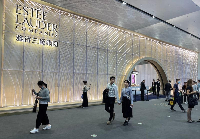 &copy; Reuters. People walk past a booth of Estee Lauder at the third China International Consumer Products Expo, in Haikou, Hainan province, China April 12, 2023. REUTERS/Casey Hall