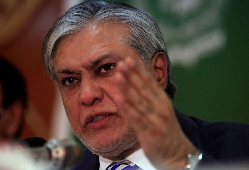 &copy; Reuters. وزير المالية الباكستاني إسحق دار في مؤتمر صحفي بإسلام اباد - صورة من أرشيف رويترز.