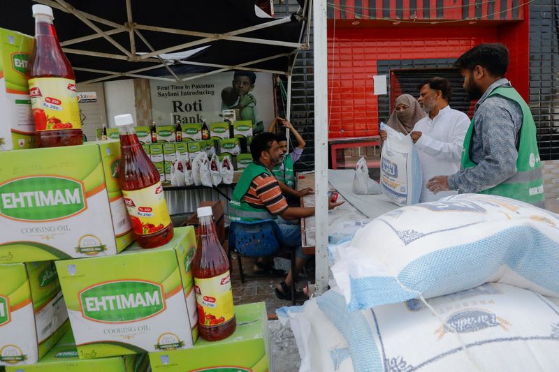 &copy; Reuters. FILE PHOTO: People shop ration on a discounted price from the Saylani Welfare Trust's stall, a non-government organisation focusing primarily on feeding the poor and homeless, in Karachi, Pakistan April 3, 2023. REUTERS/Akhtar Soomro