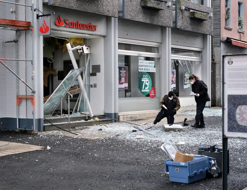 &copy; Reuters. Law enforcement officers investigate the scene following an attack on bank ATMs in Ratingen, Germany, March 15, 2023. Courtesy of Achim Blazy/Handout via REUTERS  