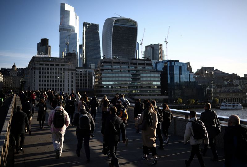 &copy; Reuters. FILE PHOTO: People walk across London Bridge during the morning rush hour, with the City of London's financial district in the background, in London, Britain, April 13, 2023. REUTERS/Henry Nicholls