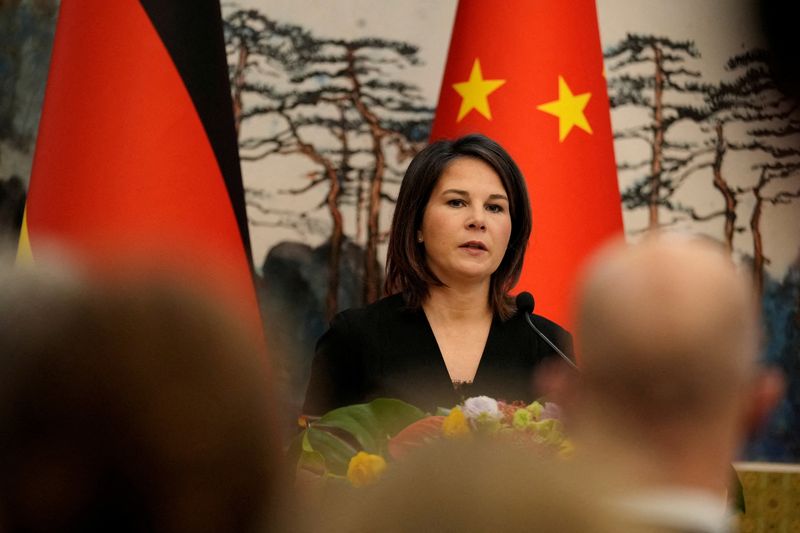 &copy; Reuters. La ministra degli Esteri tedesca Annalena Baerbock durante una conferenza stampa congiunta con il ministro degli Esteri cinese Qin Gang (non nella foto) alla Diaoyutai State Guesthouse a Pechino, Cina, 14 aprile 2023.  Suo Takekuma/Pool via REUTERS