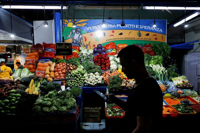 &copy; Reuters. FILE PHOTO: A costumer walks past a greengrocery store, as Argentina's annual inflation rate tore past 100% in February, the country's statistics agency said on Tuesday, the first time it has hit triple figures since a period of hyperinflation in 1991, ov