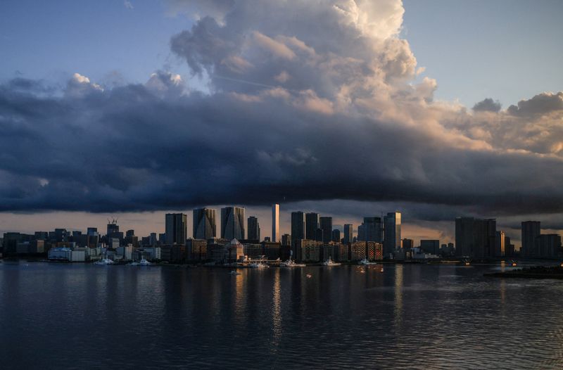 &copy; Reuters. FILE PHOTO: City skyline and harbour are seen at sunrise during the Tokyo 2020 Olympic Games in Tokyo, Japan July 24, 2021. REUTERS/Maxim Shemetov