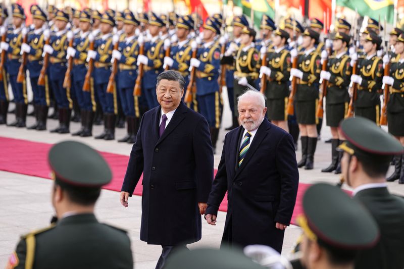 © Reuters. Presidente Luiz Inácio Lula da Silva ao lado do presidente da China, Xi Jinping, em Pequim
14/04/2023 Ken Ishii/Pool via REUTERS