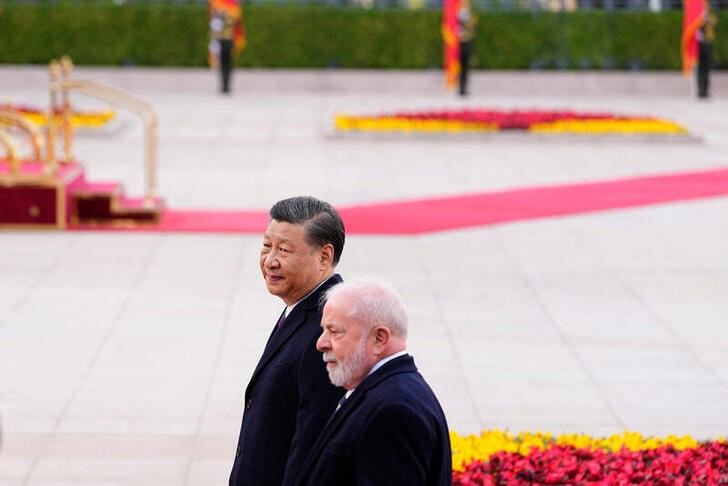 &copy; Reuters. El presidente brasileño, Luiz Inácio Lula da Silva, y su par chino, Xi Jinping, asisten a una ceremonia de bienvenida en el Gran Salón del Pueblo de Pekín, China. 14 abril 2023. Ken Ishii/Pool vía Reuters