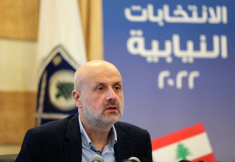 © Reuters. وزير الداخلية والبلديات اللبناني بسام مولوي يتحدث خلال مؤتمر صحفي في بيروت في 16 مايو أيار 2022. تصوير : محمد عزاقير - رويترز .  