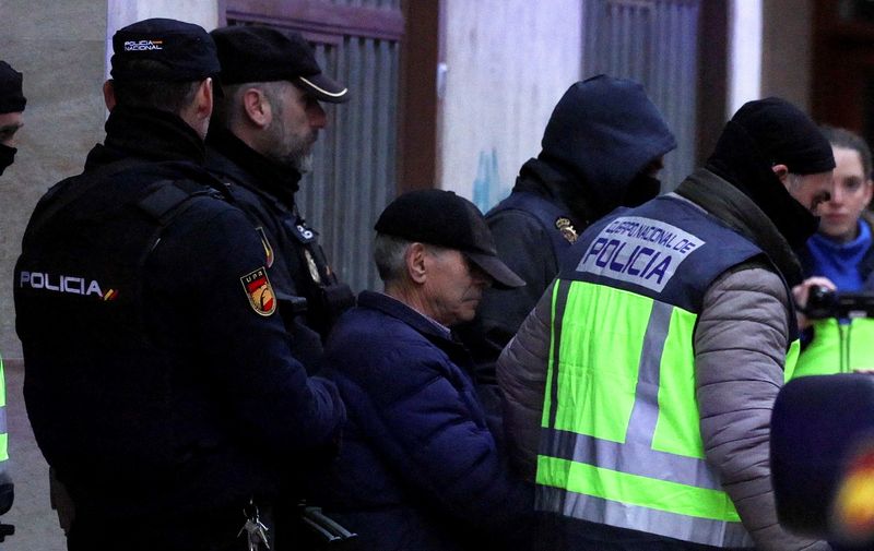 &copy; Reuters. FILE PHOTO: Spanish national police officers lead away a 74-year-old man under arrest on suspicion of being the sender of letter-bombs in November and December to the Ukrainian and U.S. embassies and several institutions in Spain, in Miranda de Ebro, Spai