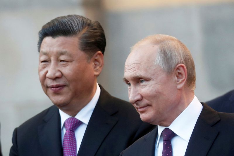© Reuters. FILE PHOTO: Chinese President Xi Jinping and Russian President Vladimir Putin attend a presentation of a Haval F7 SUV produced at the Haval car plant located in Russian Tula region, at the Kremlin in Moscow, Russia, June 5, 2019. Maxim Shipenkov/Pool via Reuters/File Photo