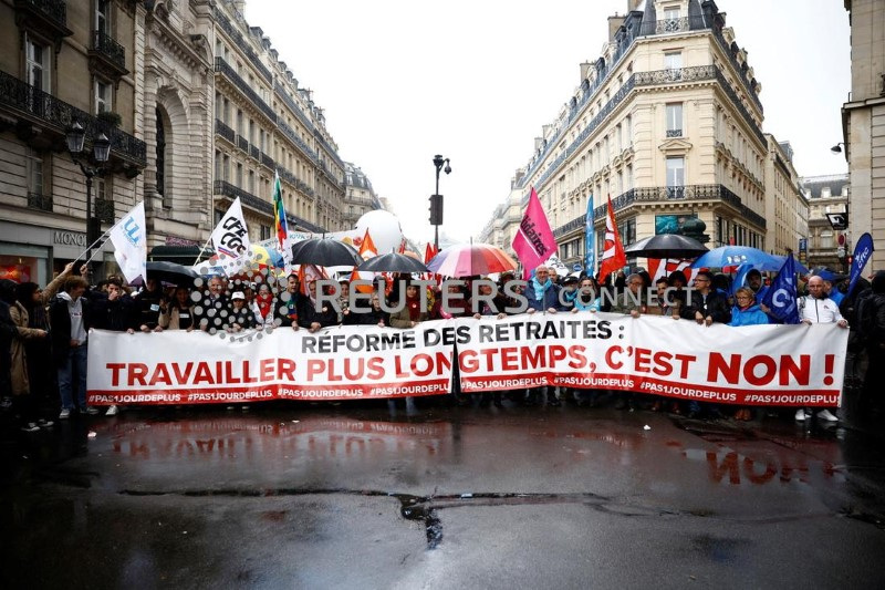 France/Retraites: Macron propose de recevoir syndicats et patronat mardi, déclare l'Elysée