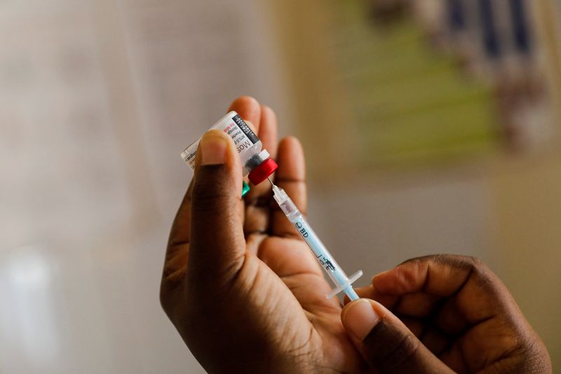 &copy; Reuters. Enfermeira prepara dose de vacina contra malária 
01/07/2022
REUTERS/Baz Ratner