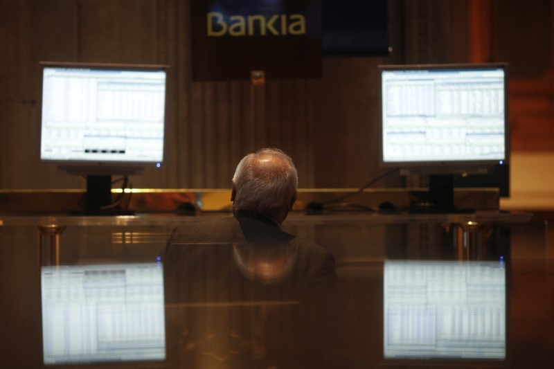 &copy; Reuters. Photo d'un trader à la Bourse des valeurs de Madrid. /Photo prise le 28 février 2013 à Madrid, en Espagne/REUTERS/Susana Vera 