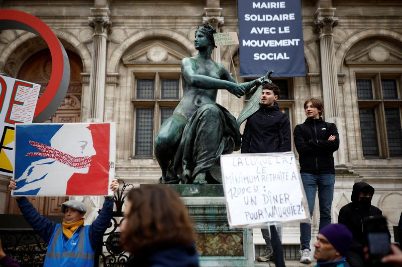 © Reuters. Protesters gather in front of the Paris City Hall after the Constitutional Council (Conseil Constitutionnel) approved most of the French government's pension reform, in Paris, France, April 14, 2023. REUTERS/Stephane Mahe