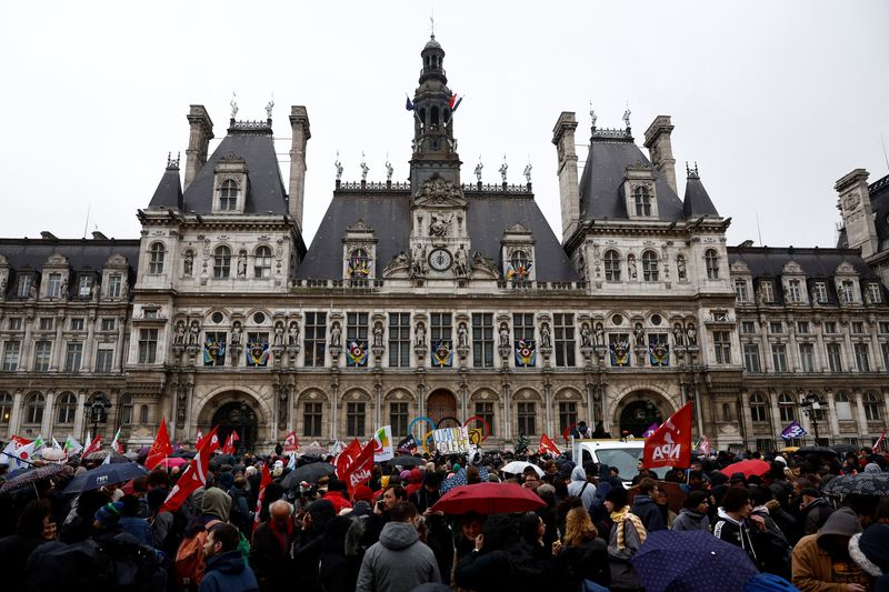 &copy; Reuters. متظاهرون يجتمعون خارج مبنى مدينة باريس معارضين قانون ماكرون في يوم الجمعة. تصوير: ستيفين ماه - رويترز