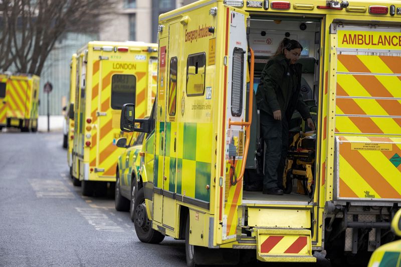 &copy; Reuters. Ambulâncias em Londres
18/02/2023
REUTERS/May James