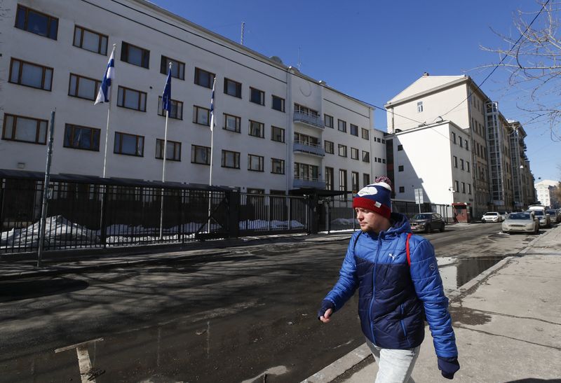 © Reuters. مبنى سفارة فنلندا في موسكو من الخارج في صورة من أرشيف رويترز.