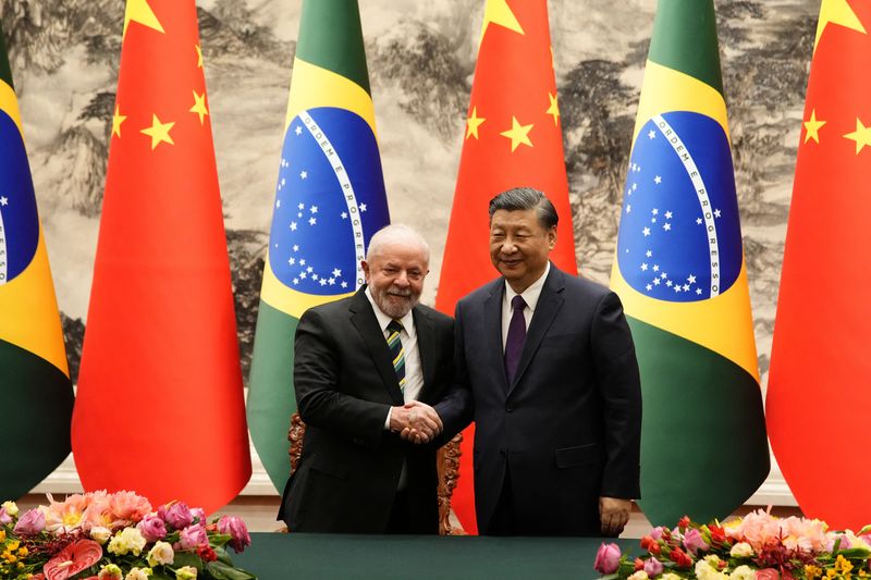 © Reuters. Brazilian President Luiz Inacio Lula da Silva shakes hands with Chinese President Xi Jinping after a signing ceremony held at the Great Hall of the People in Beijing, China, April 14, 2023. Ken Ishii/Pool via REUTERS