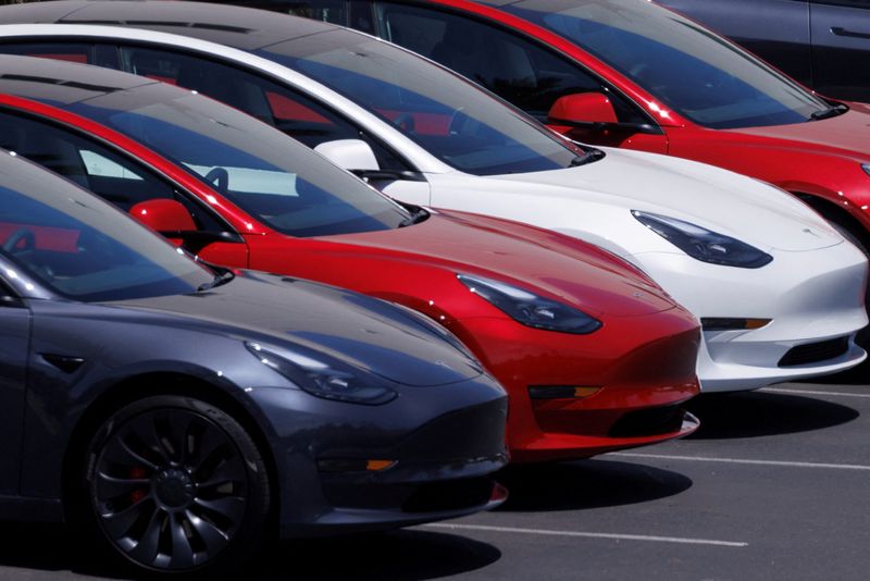 © Reuters. FILE PHOTO: Tesla vehicles are shown at a sales and service center in Vista, California, U.S., June 3, 2022.  REUTERS/Mike Blake/File Photo
